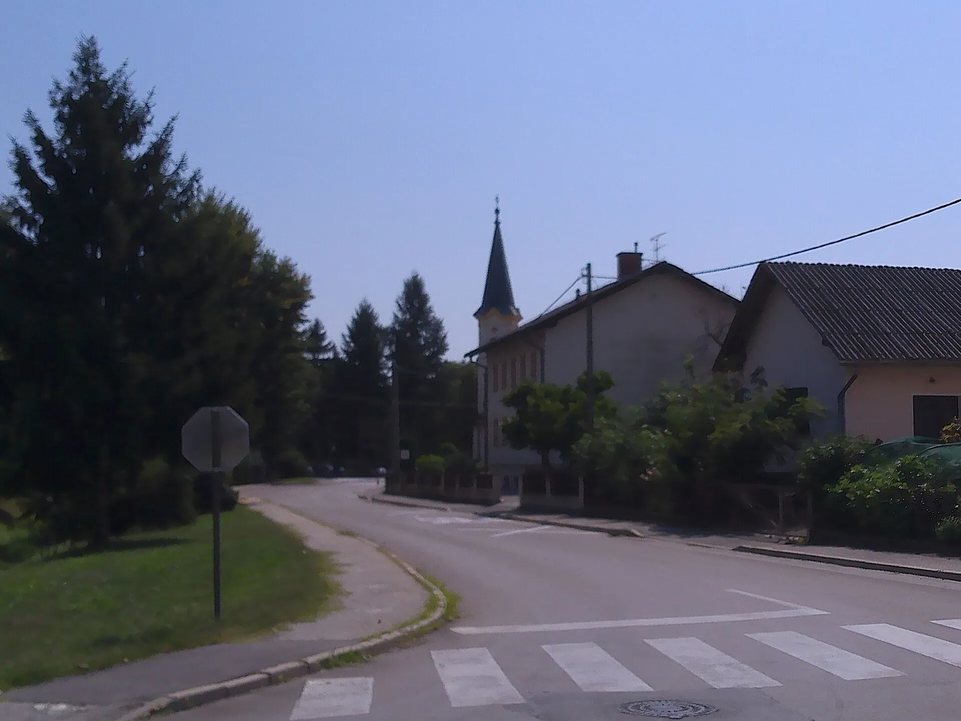 Križišče v Bakovcih s pogledom na zvonik