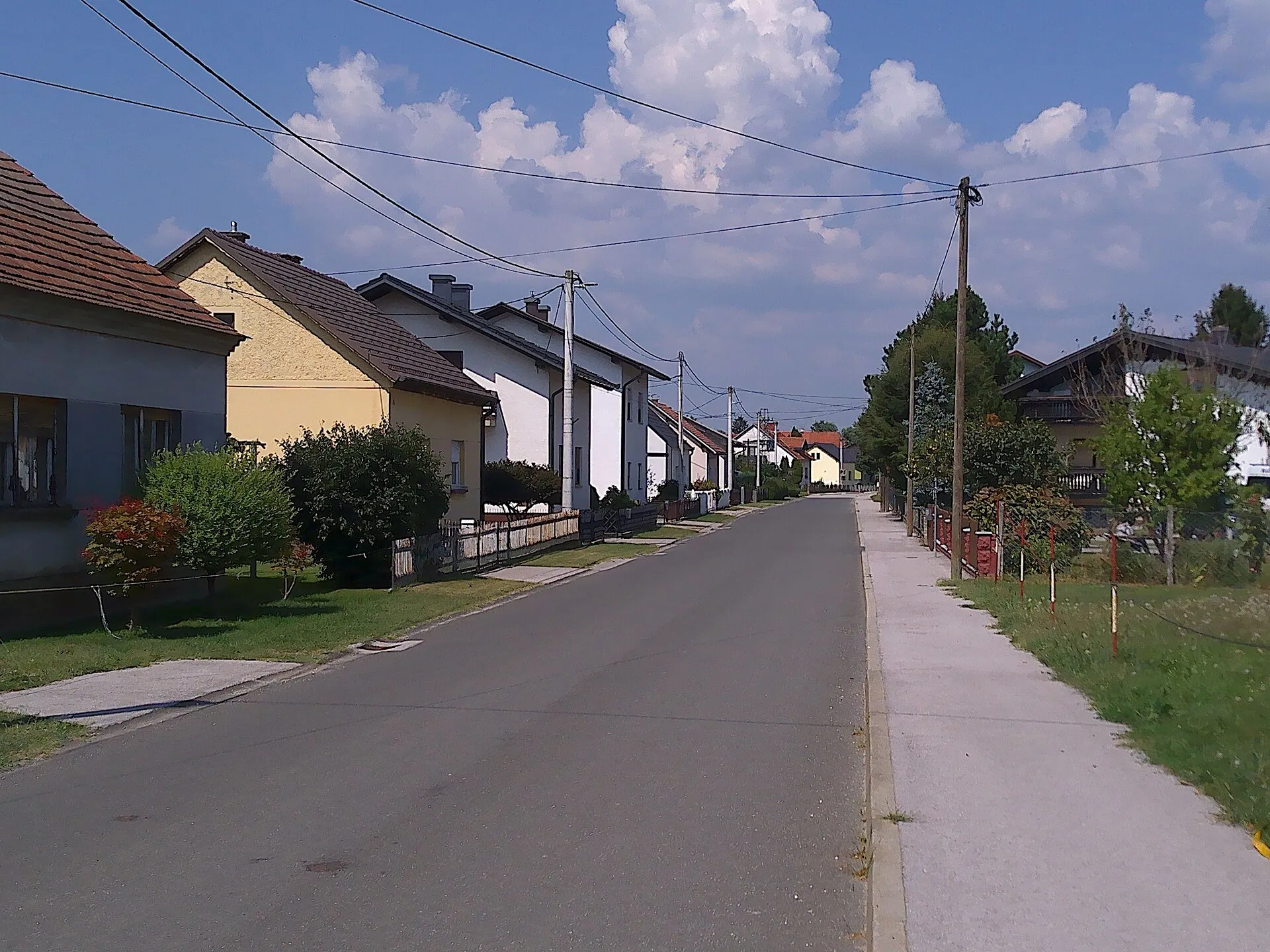 Vaška ulica v Bakovcih z enodružinskimi hišami in predvrtovi
