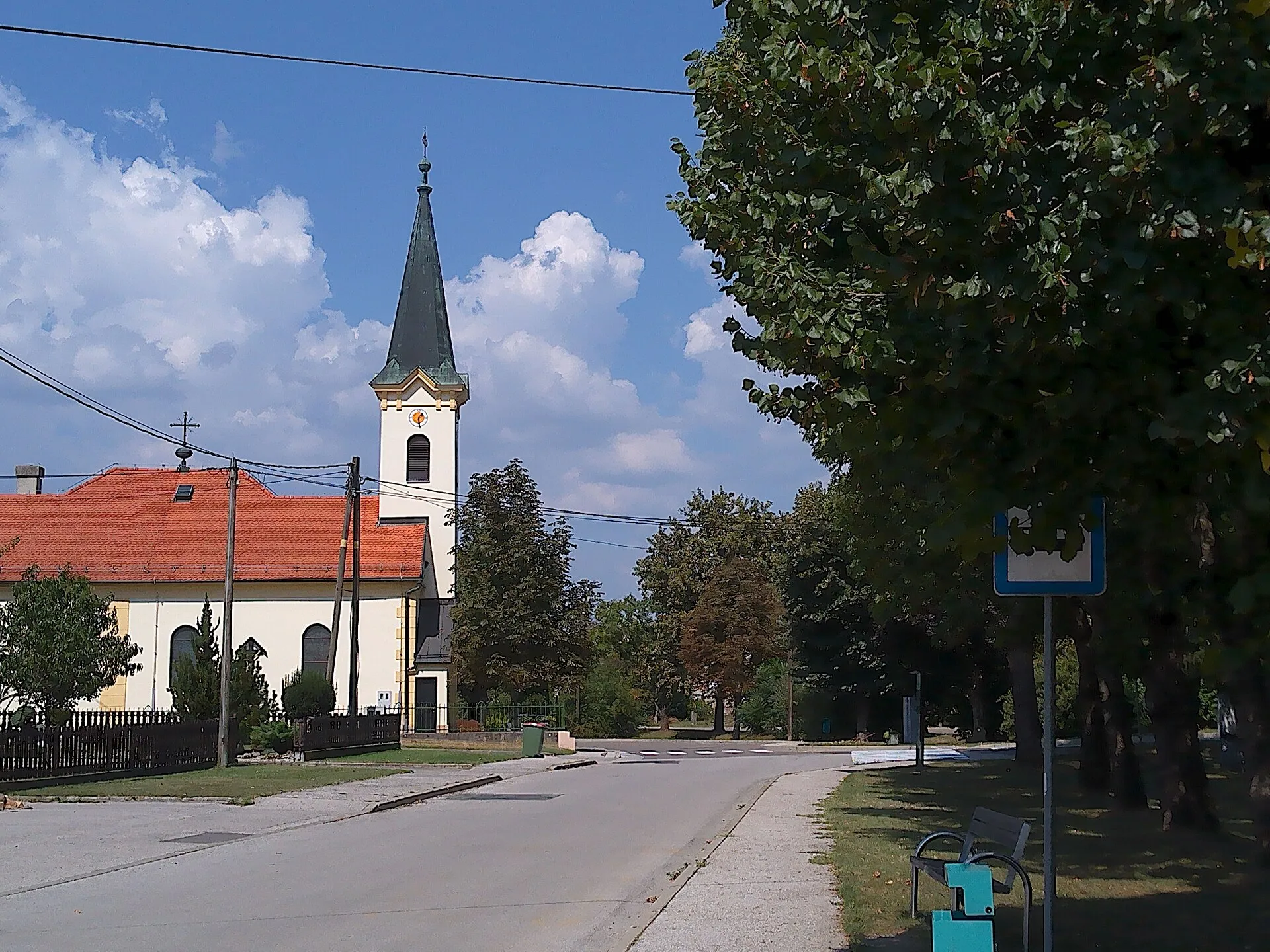 Ulica v Bakovcih z župnijsko cerkvijo sv. Ane in starimi platanami